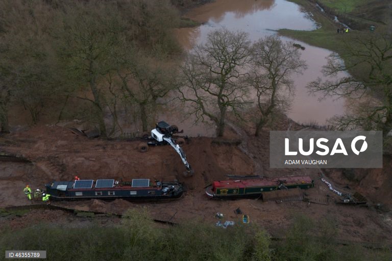 Stranded boats set for recovery after canal collapse in Whitchurch