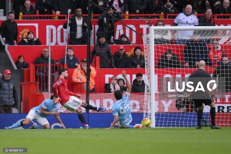 Manchester United vence rival City em estreia de sonho do treinador Michael Carrick