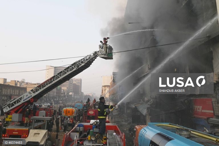 Incêndio em centro comercial na maior cidade paquistanesa faz pelo menos 10 mortos