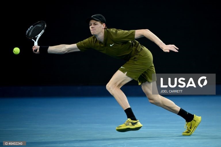 Campeão Jannik Sinner apura-se para a terceira ronda do Open da Austrália