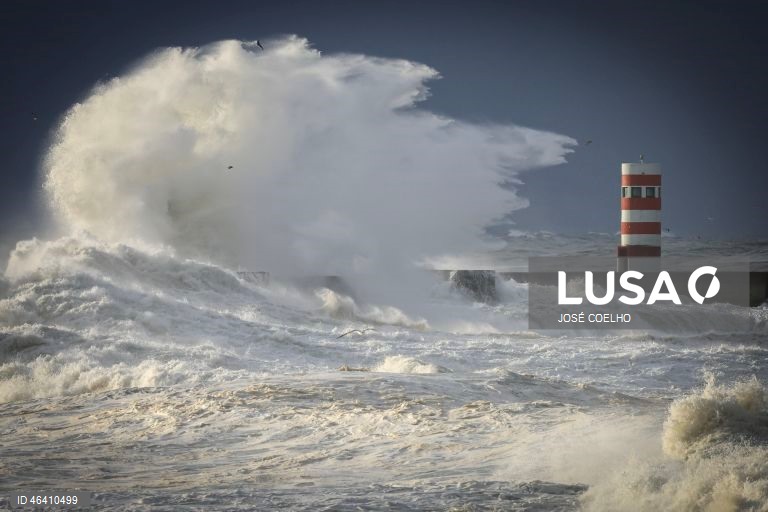 Portugal: Red weather warning for west, central Azores islands due to rough seas