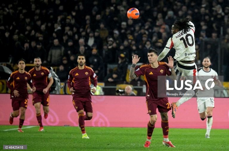 AC Milan cede na perseguição ao comando da Liga italiana com empate em Roma