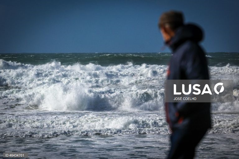 Dez distritos do litoral sob aviso vermelho até às 21:00 devido a mar agitado - IPMA