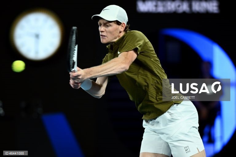 Sinner bate Shelton e marca encontro com Djokovic nas meias do Open da Austrália