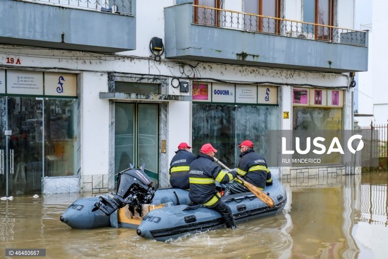 Nível de cheia subiu para 1,2 metros na baixa de Alcácer do Sal