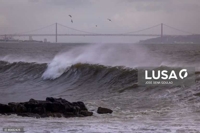 Proibida circulação de motos e veículos com lonas na Ponte 25 de Abril devido ao vento