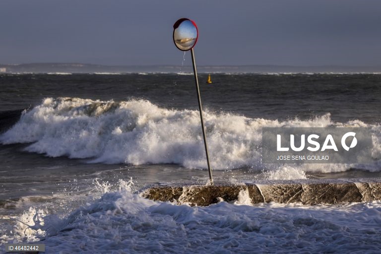 Seis distritos do litoral sob aviso amarelo face à agitação marítima