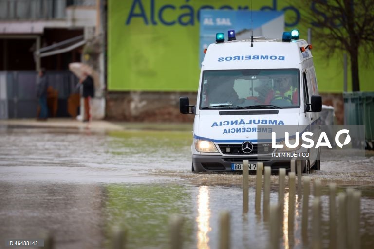 Portugal: Residents rescued from flooding Sado River in Alcacer do Sal