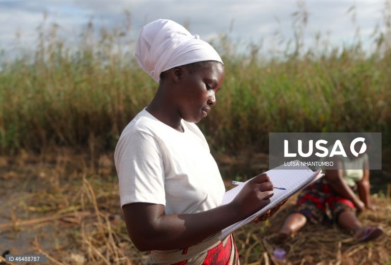 Isaura guarda no caderno a história das cheias que levaram dois filhos, dois irmãos e cinco sobrinhos