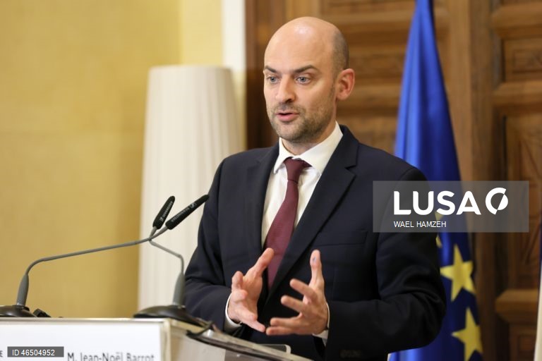 França justifica contactos com Rússia por Europa ser principal apoio da Ucrânia