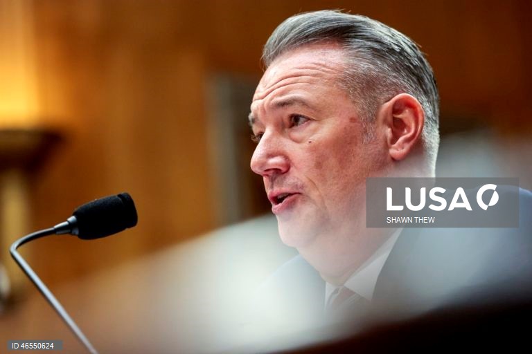 Demite-se diretor interino do ICE e responsável por plano de deportação de Trump