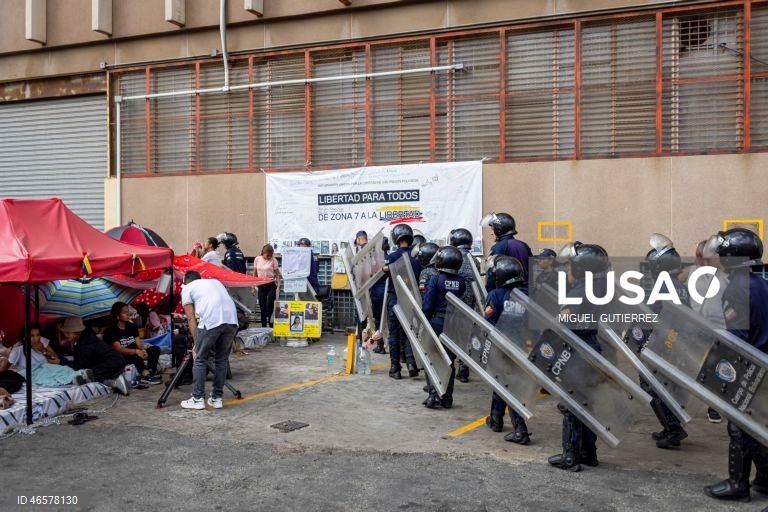 Mulheres familiares de presos políticos completam 72 horas em greve de fome em Caracas