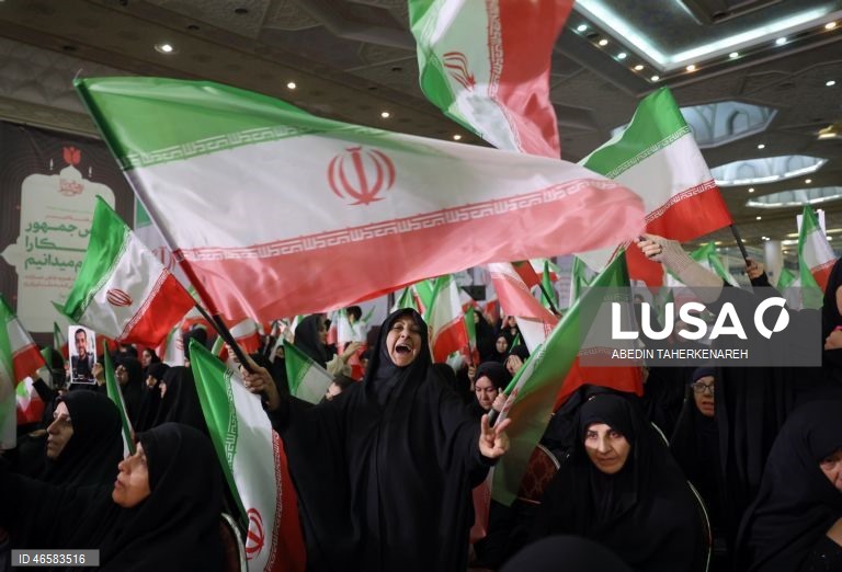 Iranianos manifestam-se em homenagem aos mortos pelo regime nos protestos de janeiro