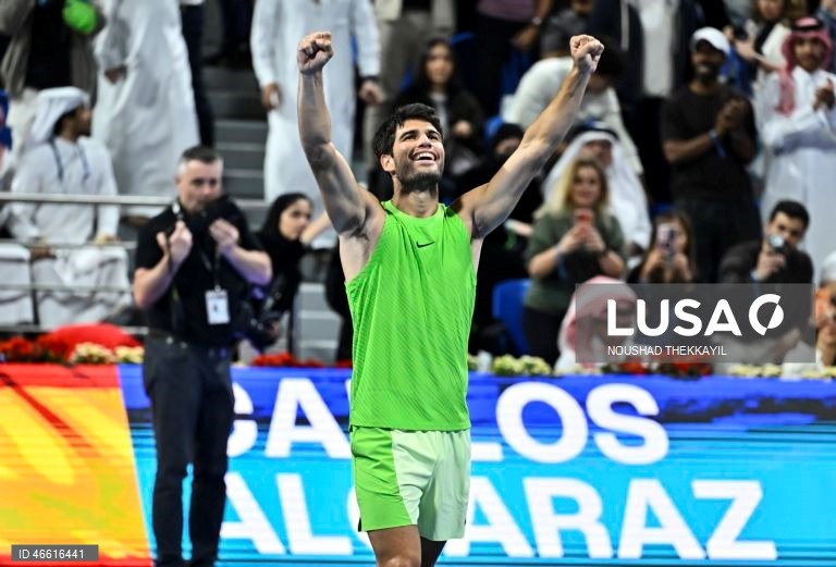Alcaraz conquista em Doha segundo título de 2026 frente a Fils em 50 minutos