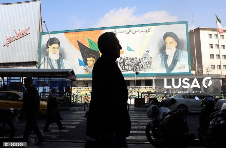 Protestos de estudantes universitários prosseguem pelo quinto dia consecutivo no Irão