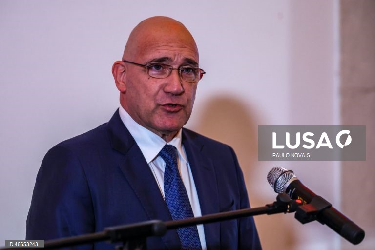 Passos Coelho recandidata-se “quando quiser” e defende acordo com Chega e IL