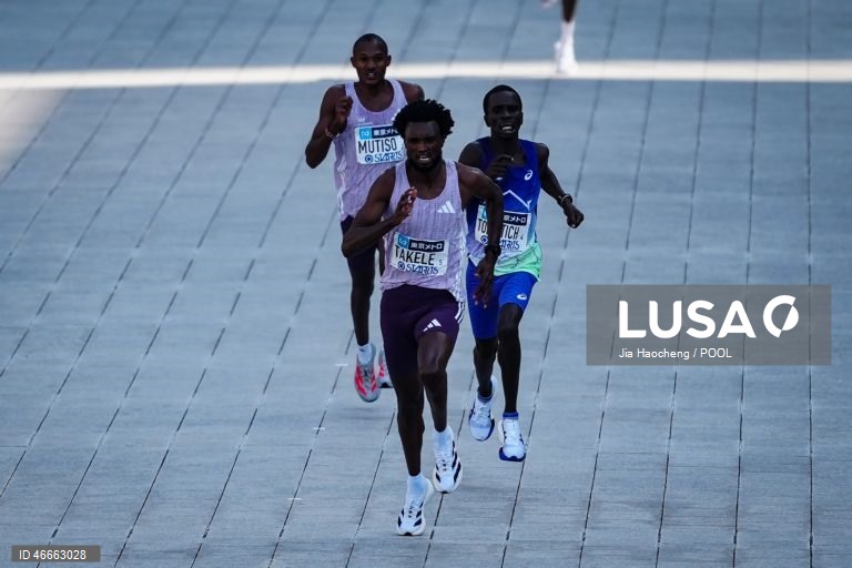 Takele revalida título na maratona de Tóquio, Kosgei vence no setor feminino
