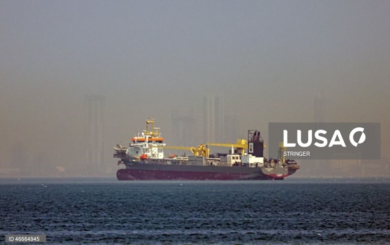 Mais de 200 petroleiros à espera de passar Estreito de Ormuz - Emirados