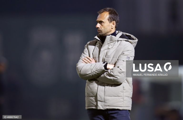 Treinador Hugo Oliveira renova contrato com Famalicão até 2028