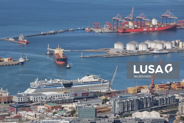 Apenas nove embarcações comerciais atravessaram estreito de Ormuz desde segunda-feira