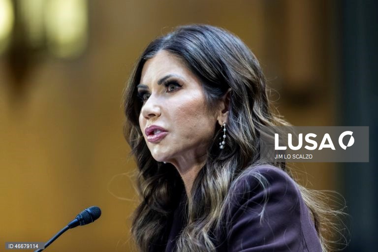 Trump demite secretária de Segurança Interna Kristi Noem após críticas crescentes à sua liderança