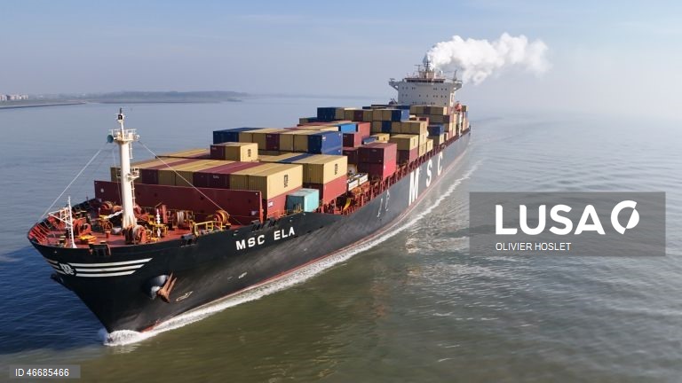 Estreito de Ormuz continuará perigoso enquanto guerra durar - Larijani