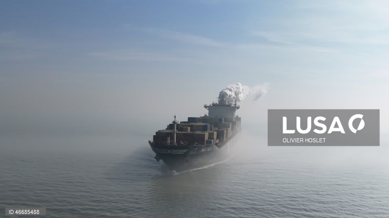 Navio porta-contentores atingido por projétil perto do Estreito de Ormuz