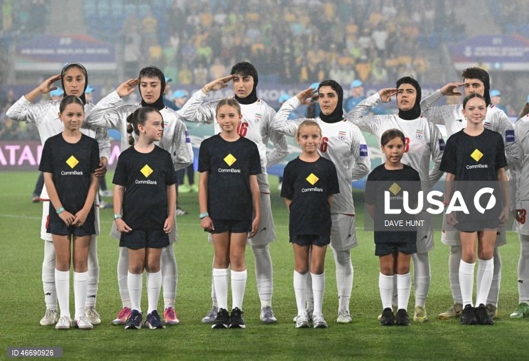 Seleção iraniana feminina entoa hino após silêncio na estreia da Taça Asiática