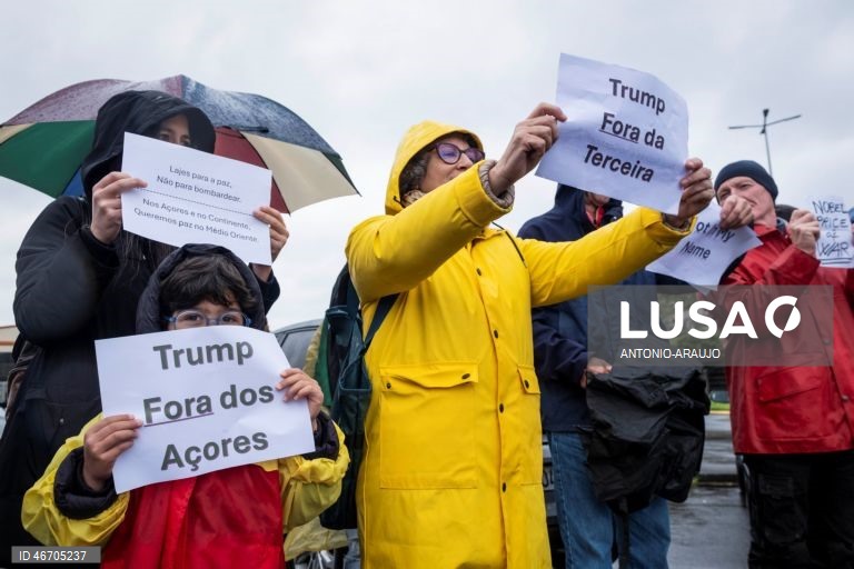 Duas dezenas de pessoas manifestam-se contra uso da Base das Lajes na guerra do Irão