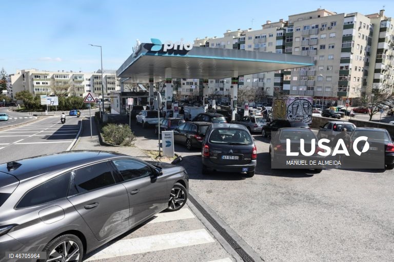 Condutores  jogam pela antecipação e acorrem às bombas para fazer face à subida dos preços