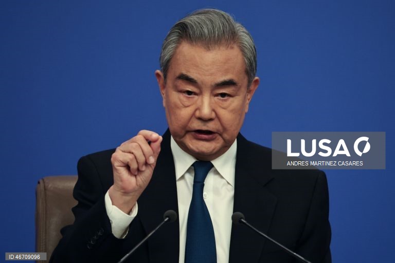 MNE chinês pede cessar-fogo no Irão em conversas com homólogos do Bahrein e Kuwait