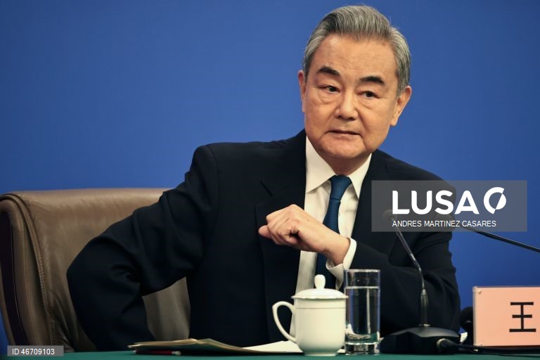 China e Paquistão reforçam coordenação e apelam a cessar-fogo no Irão