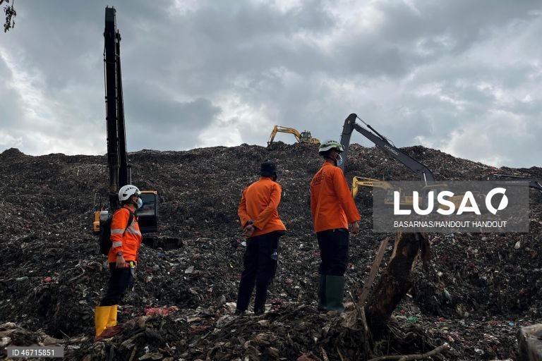 Deslizamento de lixo no maior aterro sanitário da Indonésia faz sete mortos