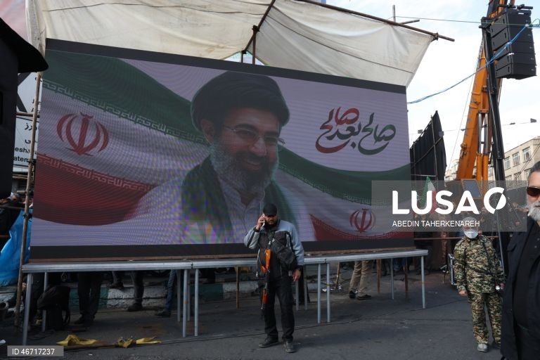 Milhares de iranianos saem às ruas para declarar lealdade a Mojtaba Khamenei