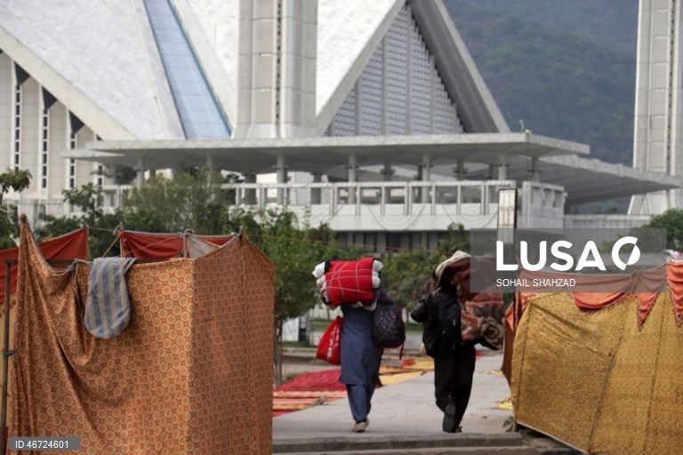 Muslims in Pakistan observe the last ten days of Ramadan