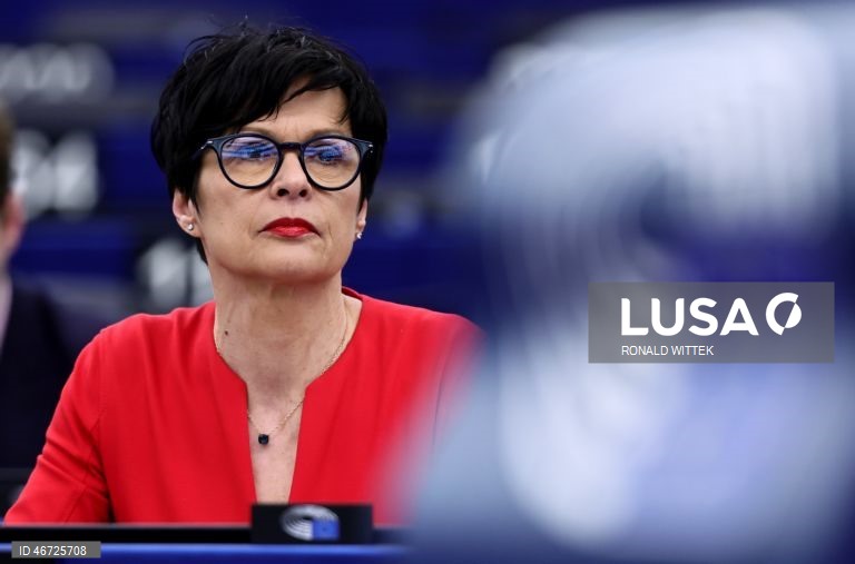 Comissária quer regras para punir países que recuem na democracia após entrar na UE