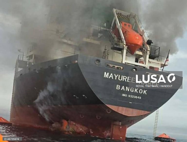 Teerão exige permissão a navios que queiram passar em Ormuz