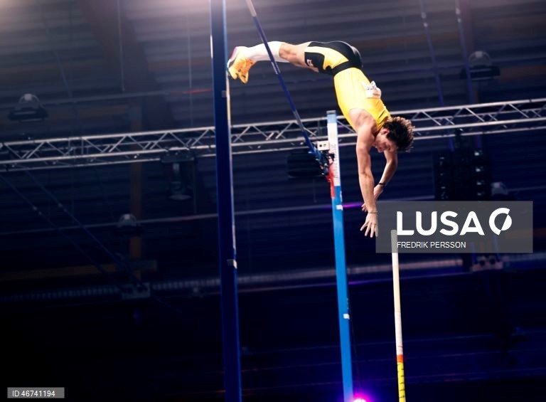 Armand Duplantis coloca em 6,31 metros o recorde do mundo do salto com vara