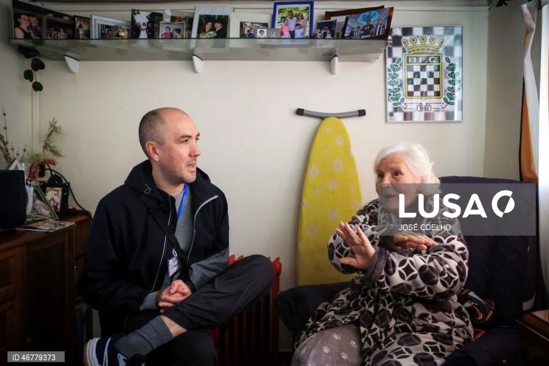 Voluntários passam tempo com idosos isolados na freguesia de Paranhos