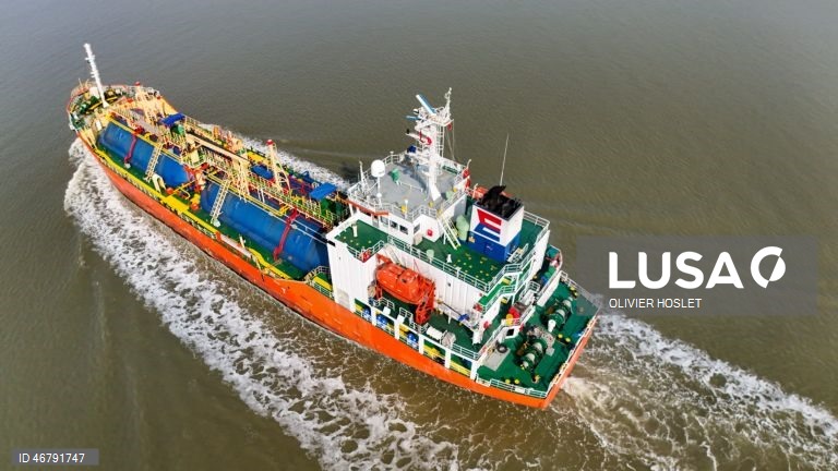 Bloqueio do Estreito de Ormuz limita trânsito de navios a 5% face aos períodos de paz