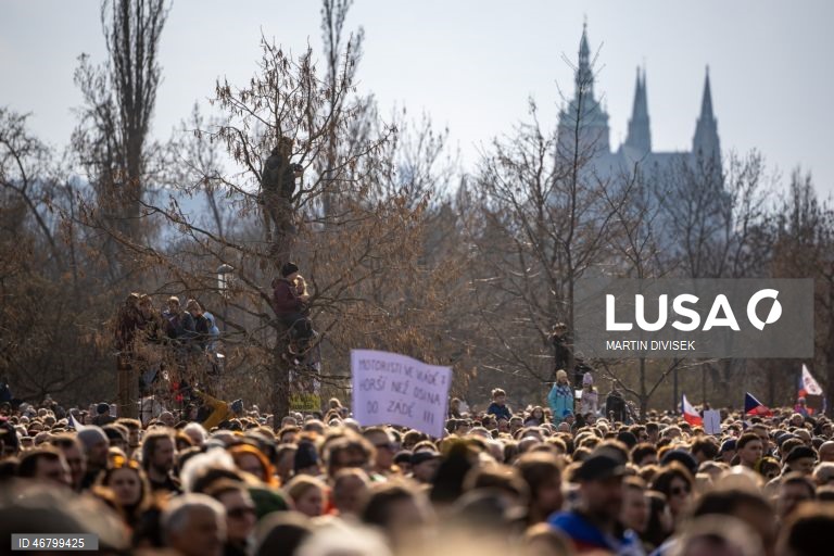 Mais de 150 mil pessoas protestam em Praga contra autoritarismo do Governo checo