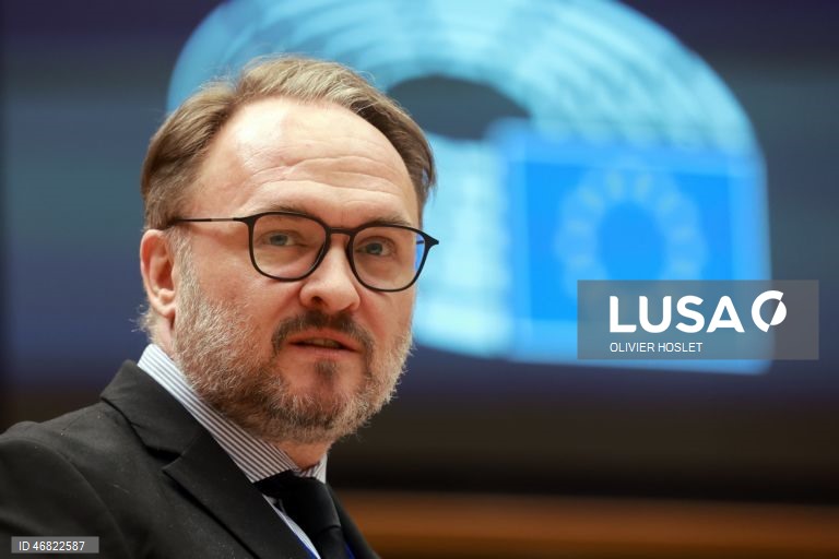 Bruxelas pede que países da UE apoiem consumidores e baixem impostos sobre a luz