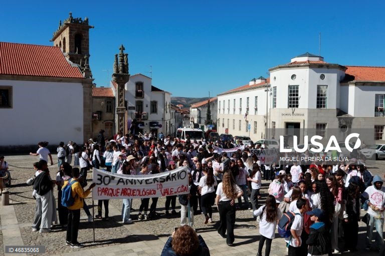 Recriação da luta pelas gravuras rupestres juntou alunos e professores de Foz Côa