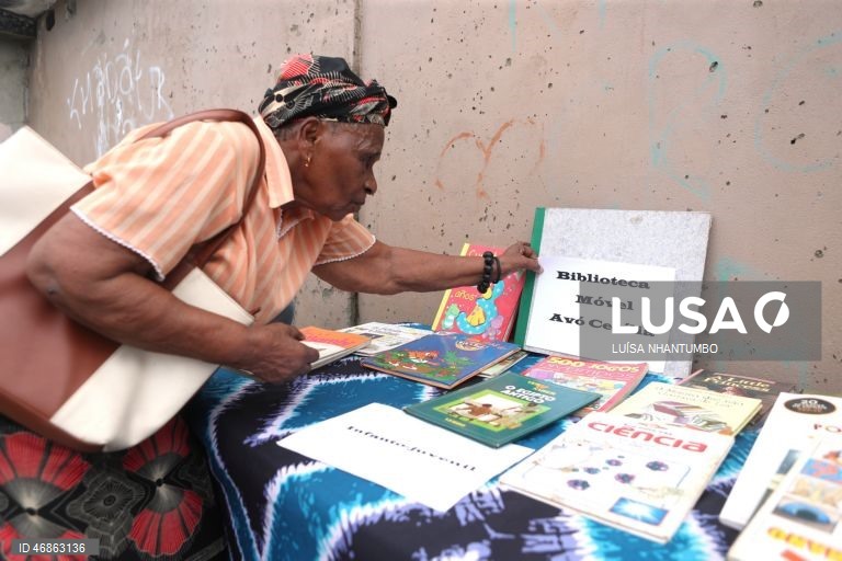 Biblioteca móvel da avó Cecília elogiada por PR moçambicano
