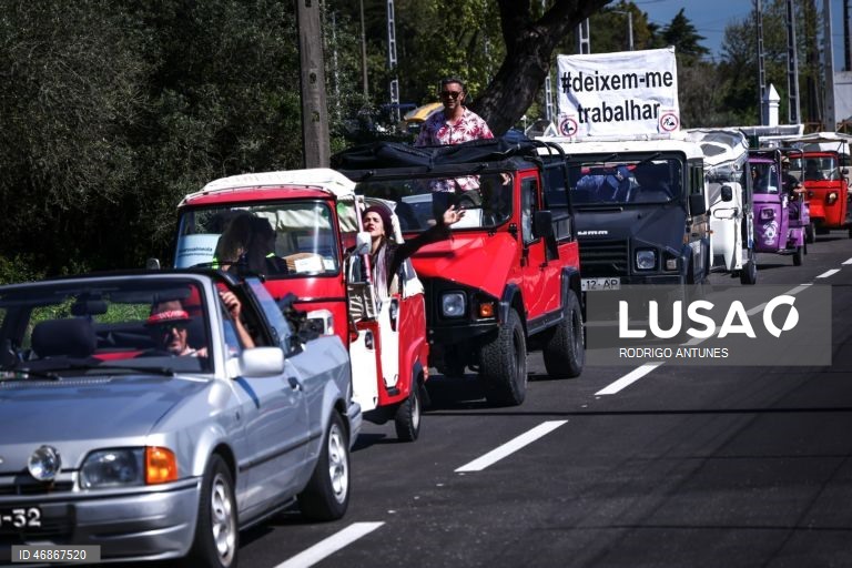 Veículos tuk-tuk realizam marcha lenta em protesto contra as novas regras de estacionamento em Sintra