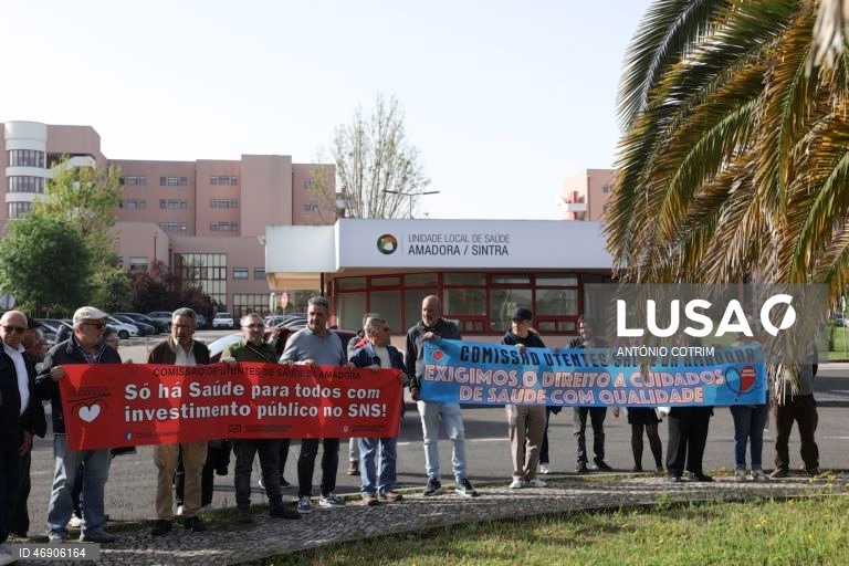 Três dezenas manifestam-se em defesa do SNS no Amadora-Sintra