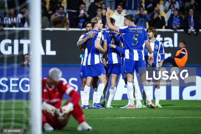 Líder FC Porto vence Estoril Praia e mantém distâncias antes do dérbi lisboeta