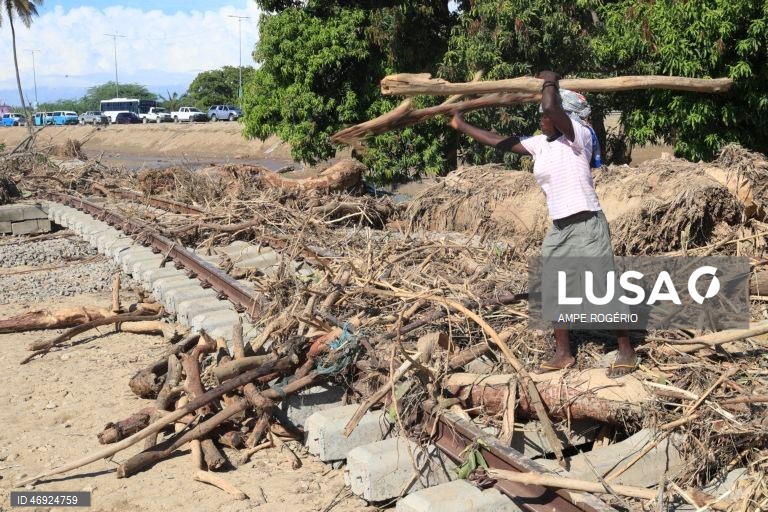 Cheias em Benguela travam comboio do minério e arrastam casas, pessoas e animais