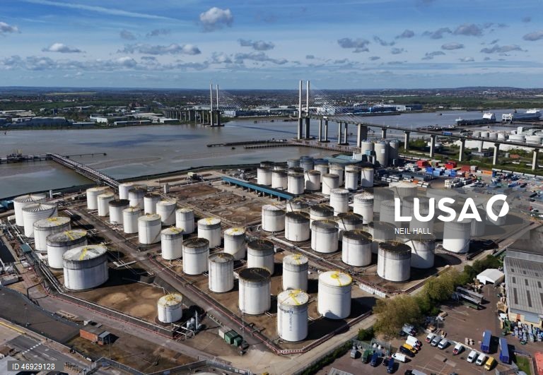 Brent cai 9% para 90 dólares após anúncio da reabertura do Estreito de Ormuz