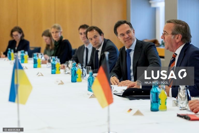 Ucrânia: Rutte insta países da NATO a não esquecer Kiev